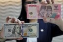 Pergerakan nilai tukar rupiah terhadap dolar AS yang melemah memicu minat masyarakat pada investasi valas.(Foto : CNN Indonesia/Safir Makki).
