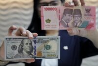 Pergerakan nilai tukar rupiah terhadap dolar AS yang melemah memicu minat masyarakat pada investasi valas.(Foto : CNN Indonesia/Safir Makki).
