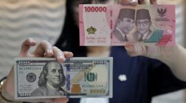 Pergerakan nilai tukar rupiah terhadap dolar AS yang melemah memicu minat masyarakat pada investasi valas.(Foto : CNN Indonesia/Safir Makki).
