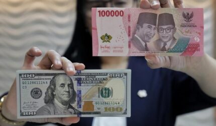 Ilustrasi nilai tukar rupiah melemah terhadap dolar AS di layar grafik keuangan