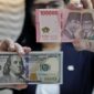 Pergerakan nilai tukar rupiah terhadap dolar AS yang melemah memicu minat masyarakat pada investasi valas.(Foto : CNN Indonesia/Safir Makki).
