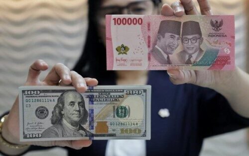 Pergerakan nilai tukar rupiah terhadap dolar AS yang melemah memicu minat masyarakat pada investasi valas.(Foto : CNN Indonesia/Safir Makki).
