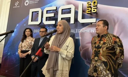 Menkomdigi Meutya Hafid menjelaskan tren penurunan pendanaan inovasi di Asia Tenggara dalam forum Digital Ecosystem Alignment (DEAL) di Jakarta.(Foto: CNN Indonesia/ Loamy Noprizal)
