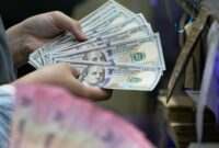 Layar menampilkan pergerakan nilai tukar rupiah terhadap dolar AS yang mengalami pelemahan di tengah penguatan dolar global.(Foto: CNN Indonesia/Adi Ibrahim)