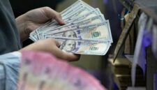 Layar menampilkan pergerakan nilai tukar rupiah terhadap dolar AS yang mengalami pelemahan di tengah penguatan dolar global.(Foto: CNN Indonesia/Adi Ibrahim)