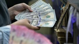 Layar menampilkan pergerakan nilai tukar rupiah terhadap dolar AS yang mengalami pelemahan di tengah penguatan dolar global.(Foto: CNN Indonesia/Adi Ibrahim)