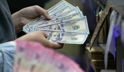 Ilustrasi nilai tukar rupiah melemah terhadap dolar AS di layar pasar keuangan