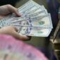Layar menampilkan pergerakan nilai tukar rupiah terhadap dolar AS yang mengalami pelemahan di tengah penguatan dolar global.(Foto: CNN Indonesia/Adi Ibrahim)