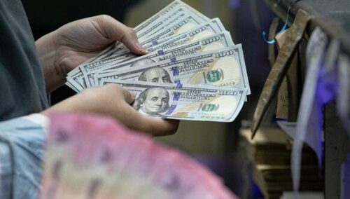 Layar menampilkan pergerakan nilai tukar rupiah terhadap dolar AS yang mengalami pelemahan di tengah penguatan dolar global.(Foto: CNN Indonesia/Adi Ibrahim)