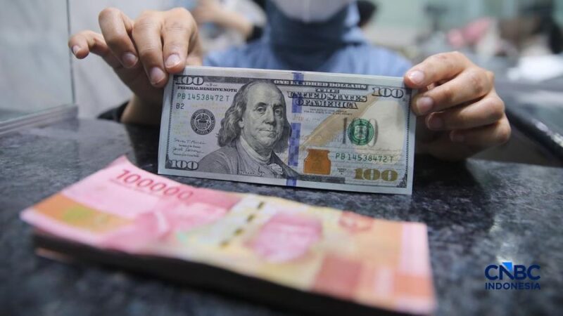 Pergerakan rupiah menguat terhadap dolar AS pada perdagangan terbaru didorong kebijakan Bank Indonesia dan pelemahan dolar global ( Foto : CNBC Indonesia/Faisal Rahman)