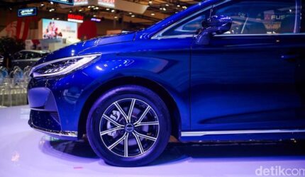 BYD M6 listrik warna putih tampak depan modern Indonesia