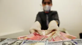 Pergerakan nilai tukar rupiah yang menguat tipis terhadap dolar AS dipengaruhi sentimen global menjelang pengumuman hasil rapat FOMC. (Foto : Liputan6.com/Johan Tallo)