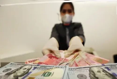 Pergerakan nilai tukar rupiah yang menguat tipis terhadap dolar AS dipengaruhi sentimen global menjelang pengumuman hasil rapat FOMC. (Foto : Liputan6.com/Johan Tallo)