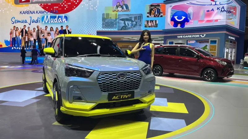 Booth Daihatsu di GIIAS 2026 menampilkan mobil konsep, kendaraan elektrifikasi, dan promo menarik di ICE BSD City, Tangerang.(Foto : Liputan6.com/Arief Aszhari)