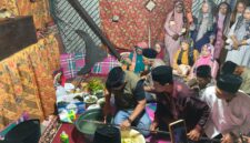 Prosesi penurunan benda pusaka di Rumah Gedang Rio Jayo sebagai rangkaian Kenduri Sko Enam Luhah di Sungai Penuh, Kamis, 2 Juli 2026. ( Foto iNBrita)