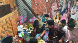 Prosesi penurunan benda pusaka di Rumah Gedang Rio Jayo sebagai rangkaian Kenduri Sko Enam Luhah di Sungai Penuh, Kamis, 2 Juli 2026. ( Foto iNBrita)