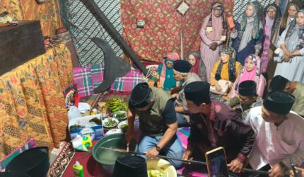 Prosesi penurunan benda pusaka di Rumah Gedang Rio Jayo menjelang Kenduri Sko Enam Luhah di Sungai Penuh.