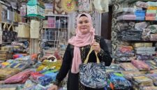 Beragam produk souvenir pernikahan tersusun rapi di Alfiandra Wedding Souvenir, Cipinang, Jakarta Timur, yang terus berinovasi mengikuti tren pasar.(Foto : KOMPAS.com/ISNA RIFKA SRI RAHAYU)