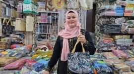 Beragam produk souvenir pernikahan tersusun rapi di Alfiandra Wedding Souvenir, Cipinang, Jakarta Timur, yang terus berinovasi mengikuti tren pasar.(Foto : KOMPAS.com/ISNA RIFKA SRI RAHAYU)