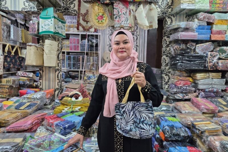 Beragam produk souvenir pernikahan tersusun rapi di Alfiandra Wedding Souvenir, Cipinang, Jakarta Timur, yang terus berinovasi mengikuti tren pasar.(Foto : KOMPAS.com/ISNA RIFKA SRI RAHAYU)