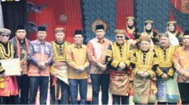 Ketua DPRD Kota Sungai Penuh Hutri Randa bersama pimpinan dan anggota DPRD menghadiri puncak Kenduri Sko Enam Luhah di Anjungan Utama Tanah Mendapo, Sungai Penuh, Sabtu (4/7/2026).