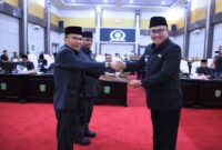 Wali Kota Sungai Penuh Alfin menghadiri rapat paripurna DPRD dengan agenda persetujuan LKPJ Tahun Anggaran 2025 di Aula Paripurna.