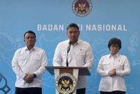 Kepala Badan Gizi Nasional (BGN) Sudaryono mengumumkan pemberhentian 261 pegawai non-ASN bermasalah dalam konferensi pers di Jakarta, Senin (27/7).(FOTO:CNN Indonesia/Muhammad Falah)