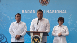 Kepala Badan Gizi Nasional (BGN) Sudaryono mengumumkan pemberhentian 261 pegawai non-ASN bermasalah dalam konferensi pers di Jakarta, Senin (27/7).(FOTO:CNN Indonesia/Muhammad Falah)