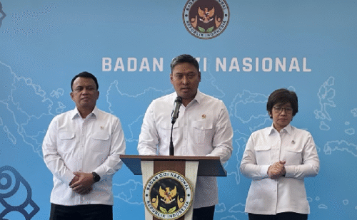 Kepala Badan Gizi Nasional (BGN) Sudaryono mengumumkan pemberhentian 261 pegawai non-ASN bermasalah dalam konferensi pers di Jakarta, Senin (27/7).(FOTO:CNN Indonesia/Muhammad Falah)