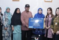 Perwakilan PT TASPEN menyerahkan santunan JKK kepada ahli waris PPPK Nurijah di Tanjungpinang, Kepulauan Riau.(Foto : Arsp Foto Taspen)