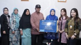 Perwakilan PT TASPEN menyerahkan santunan JKK kepada ahli waris PPPK Nurijah di Tanjungpinang, Kepulauan Riau.(Foto : Arsp Foto Taspen)
