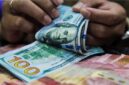 Pergerakan dolar AS yang terus menguat membuat nilai tukar rupiah tertekan hingga mendekati level Rp 18.100 pada perdagangan hari ini.(Foto: Andhika Prasetia/detikFoto)