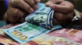 Pergerakan dolar AS yang terus menguat membuat nilai tukar rupiah tertekan hingga mendekati level Rp 18.100 pada perdagangan hari ini.(Foto: Andhika Prasetia/detikFoto)