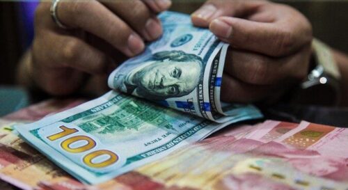 Pergerakan dolar AS yang terus menguat membuat nilai tukar rupiah tertekan hingga mendekati level Rp 18.100 pada perdagangan hari ini.(Foto: Andhika Prasetia/detikFoto)