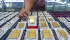 Harga emas Antam terpantau stagnan meski tensi geopolitik di Timur Tengah meningkat.(Foto: ANTARA FOTO/RAISAN AL FARISI)