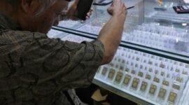 Ilustrasi emas batangan Antam. Harga emas Antam naik Rp10 ribu menjadi Rp2,62 juta per gram pada perdagangan 27 Juli 2026.(Foto: CNN Indonesia/Safir Makki)