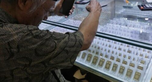 Ilustrasi emas batangan Antam. Harga emas Antam naik Rp10 ribu menjadi Rp2,62 juta per gram pada perdagangan 27 Juli 2026.(Foto: CNN Indonesia/Safir Makki)