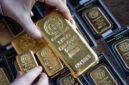 Pergerakan harga emas dunia menunjukkan kenaikan tipis selama dua hari terakhir di tengah dinamika geopolitik dan penurunan harga minyak global.(Foto : Akos Stiller/Bloomberg)