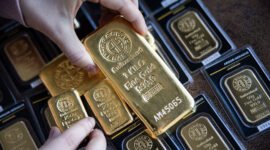 Pergerakan harga emas dunia menunjukkan kenaikan tipis selama dua hari terakhir di tengah dinamika geopolitik dan penurunan harga minyak global.(Foto : Akos Stiller/Bloomberg)
