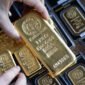 Pergerakan harga emas dunia menunjukkan kenaikan tipis selama dua hari terakhir di tengah dinamika geopolitik dan penurunan harga minyak global.(Foto : Akos Stiller/Bloomberg)
