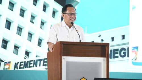 Mendagri Tito Karnavian saat rapat kerja dengan DPR membahas revisi PP 59/2000.(Foto: dok. Kemendagri)