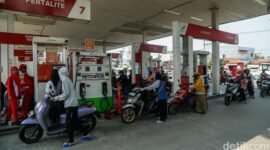 Kendaraan mengisi Pertalite di SPBU, seiring meningkatnya konsumsi BBM subsidi akibat harga Pertamax yang bertahan tinggi.(Foto: Rifkianto Nugroho/detikFoto)