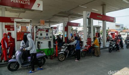 Pengisian BBM Pertalite di SPBU saat harga Pertamax masih tinggi