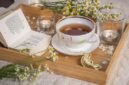 Teh chamomile hangat menjadi salah satu minuman alami yang membantu tubuh lebih rileks sebelum tidur.(Foto : Pixabay/Полина Андреева) 
