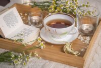 Teh chamomile hangat menjadi salah satu minuman alami yang membantu tubuh lebih rileks sebelum tidur.(Foto : Pixabay/Полина Андреева) 