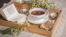 Teh chamomile hangat menjadi salah satu minuman alami yang membantu tubuh lebih rileks sebelum tidur.(Foto : Pixabay/Полина Андреева)