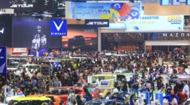 Pengunjung memadati area pameran GIIAS 2026 di ICE BSD City, Tangerang.