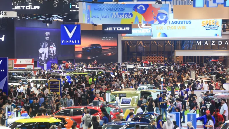 Pengunjung memadati area pameran GIIAS 2026 di ICE BSD City, Tangerang.