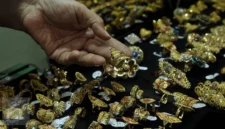 Harga emas perhiasan di Raja Emas dan Laku Emas kembali menjadi perhatian masyarakat pada Minggu, 16 Agustus 2026.(Foto : Liputan6.com/Johan Tallo)