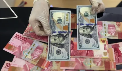 Nilai tukar rupiah menguat terhadap dolar AS dipengaruhi harga minyak global